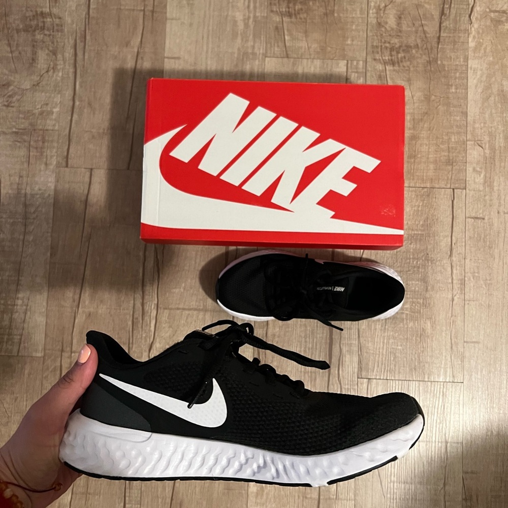 Women’s Nike revolution 5 running shoe